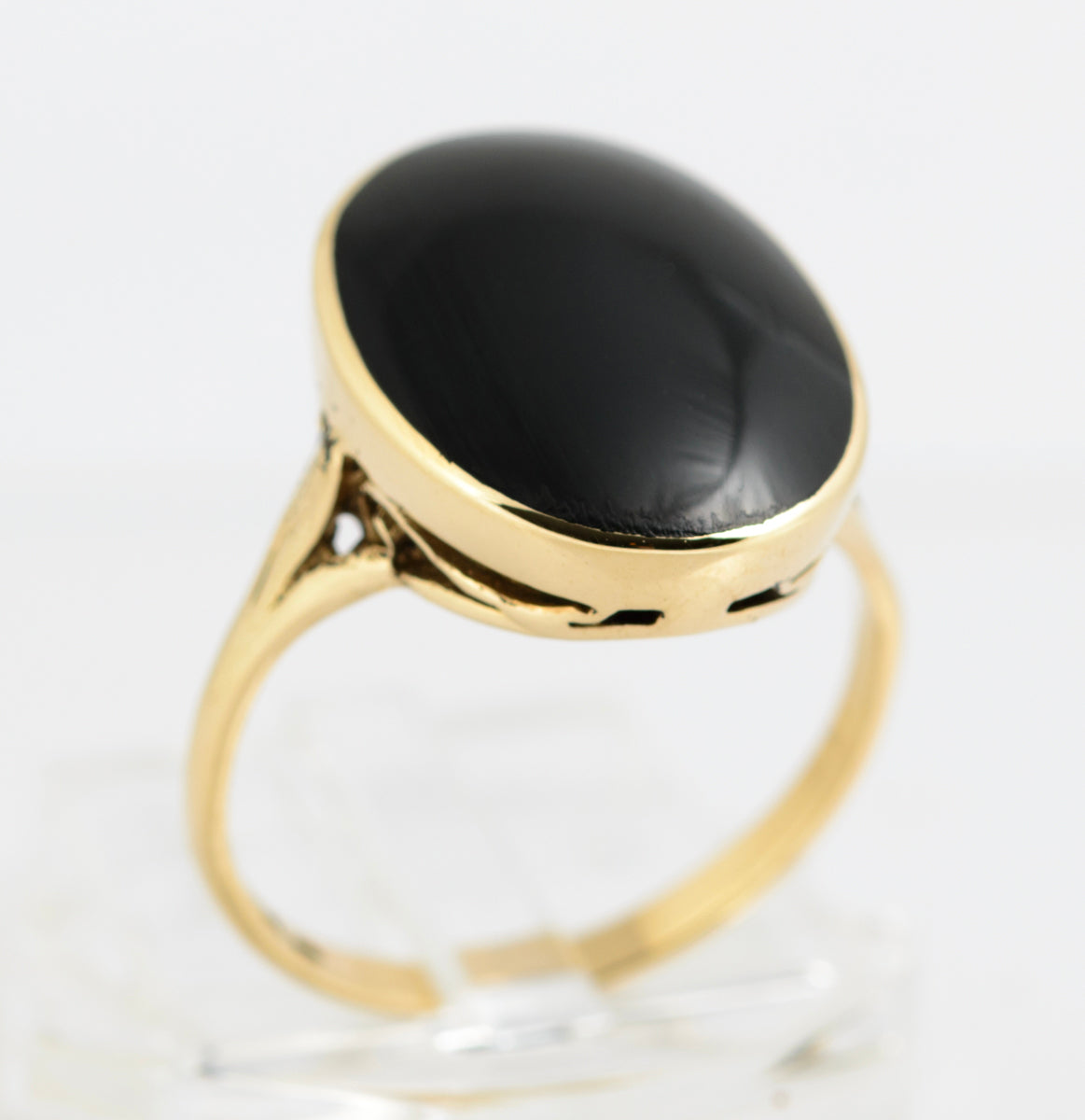 9ct Yellow Gold & Large Polished Black Jet Cabochon Ring Hallmarked 1995  (A2142)