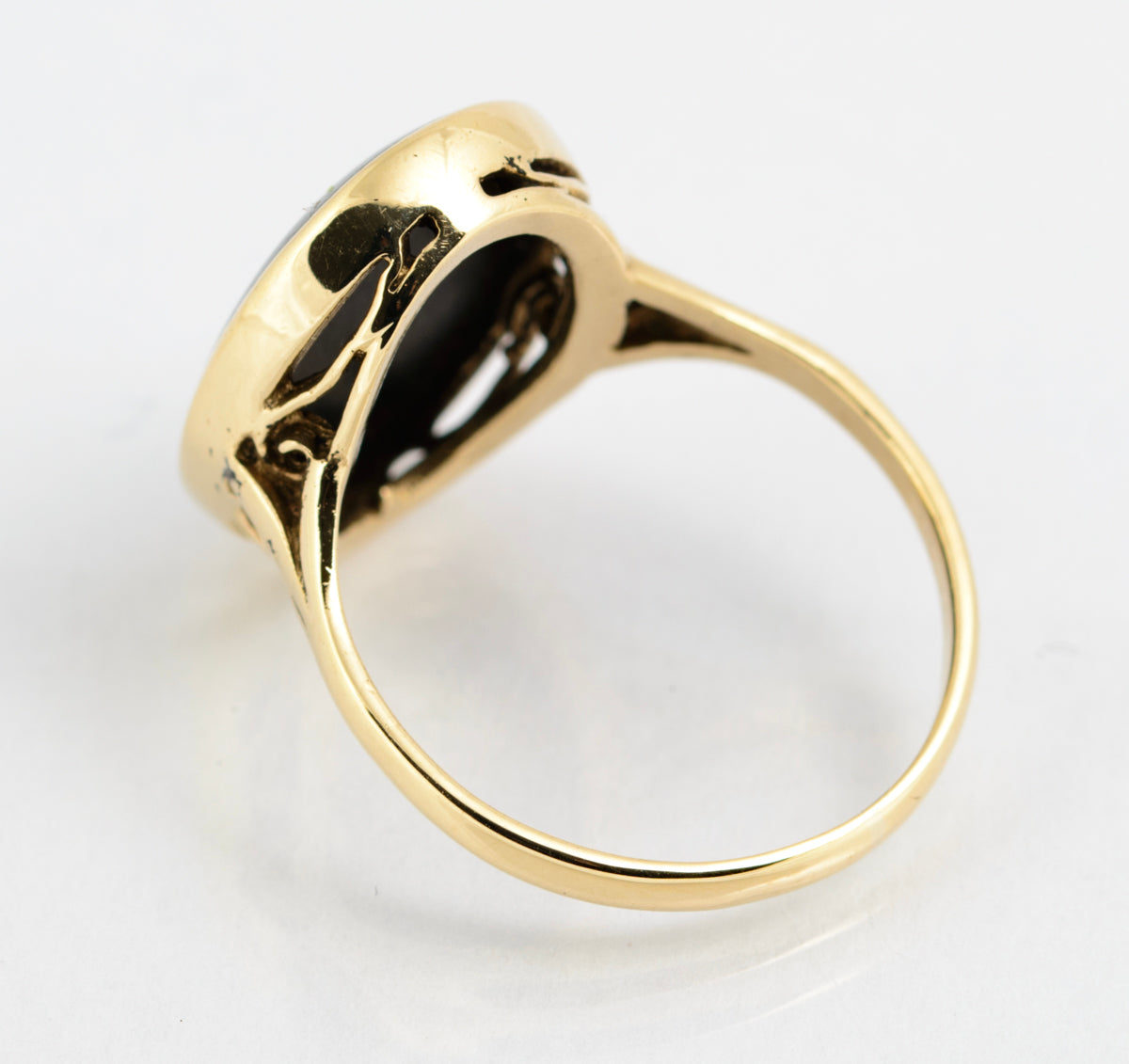 9ct Yellow Gold & Large Polished Black Jet Cabochon Ring Hallmarked 1995  (A2142)