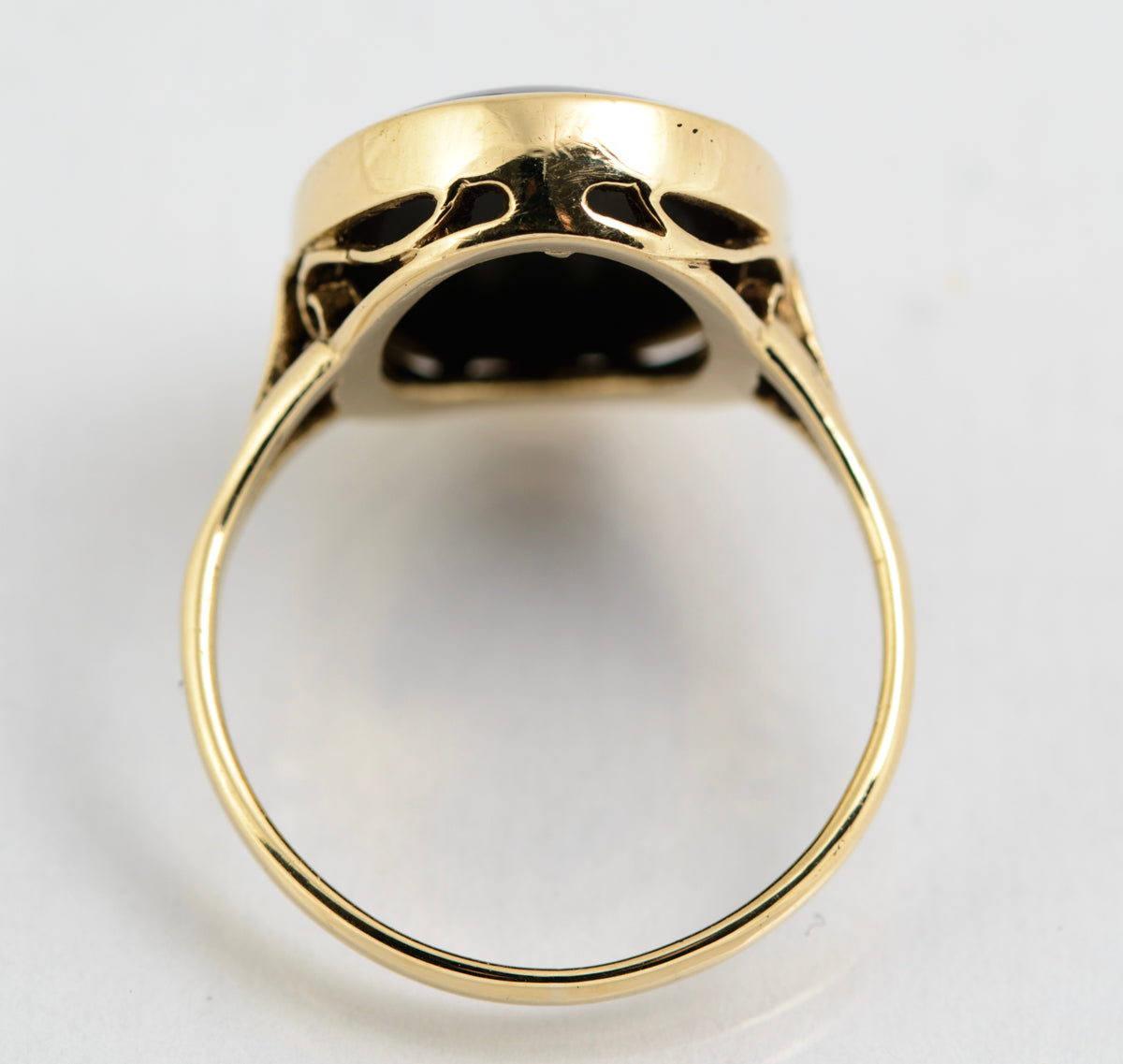 9ct Yellow Gold & Large Polished Black Jet Cabochon Ring Hallmarked 1995  (A2142)