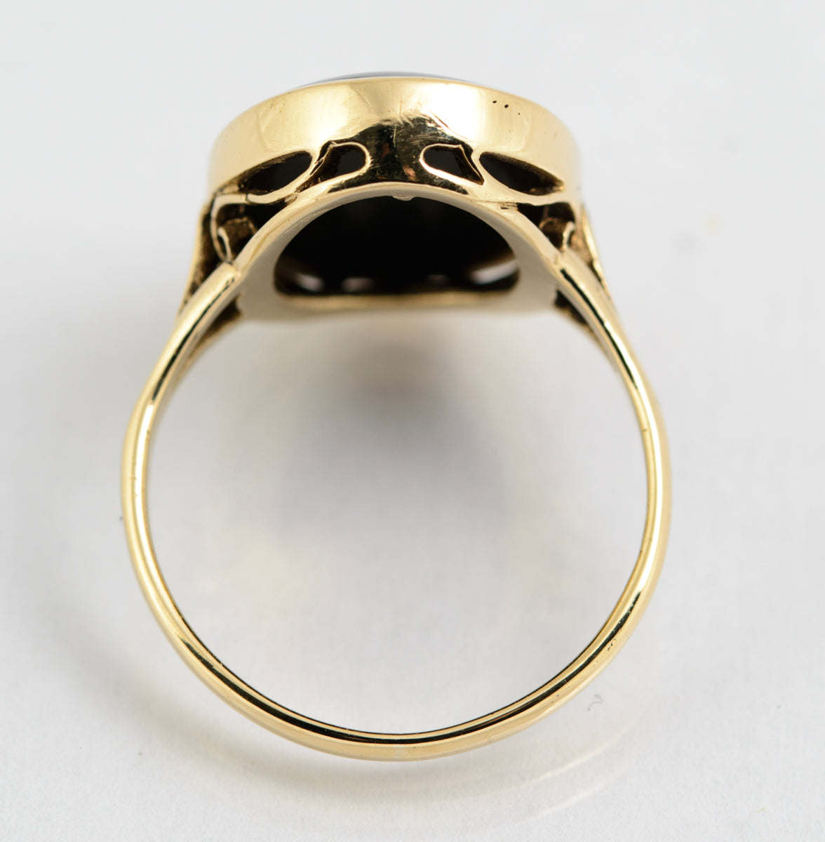 9ct Yellow Gold & Large Polished Black Jet Cabochon Ring Hallmarked 1995  (A2142)