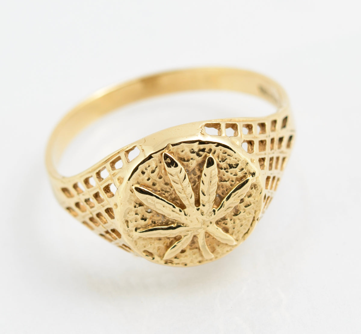 Vintage 9ct Yellow Gold Signet Ring With Spiky Leaf Design Hallmarked 1994 (A2145)