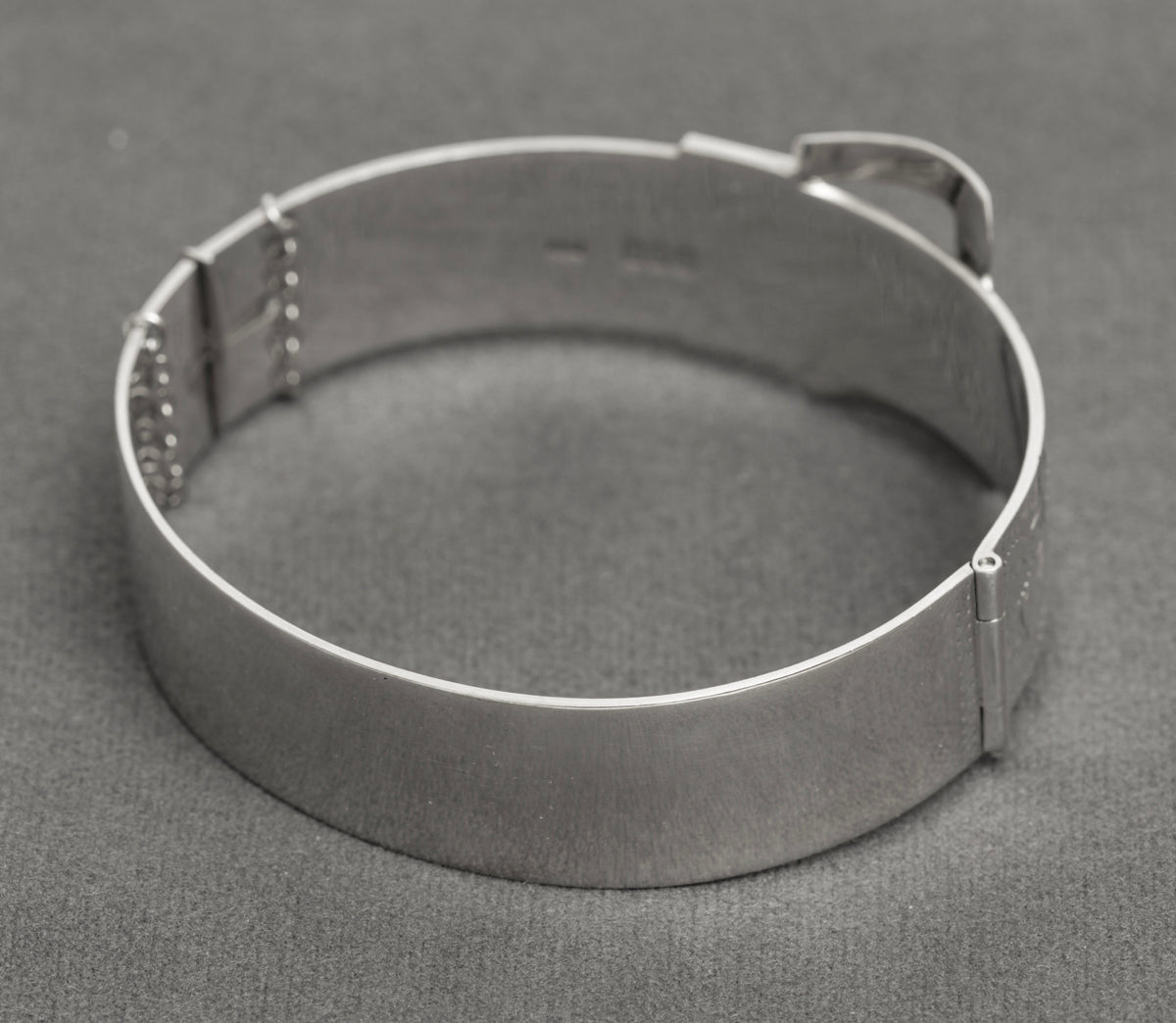 Vintage Irish Sterling Silver Buckle Bangle Dublin 1974 Hallmark Chased Detail (B2173)