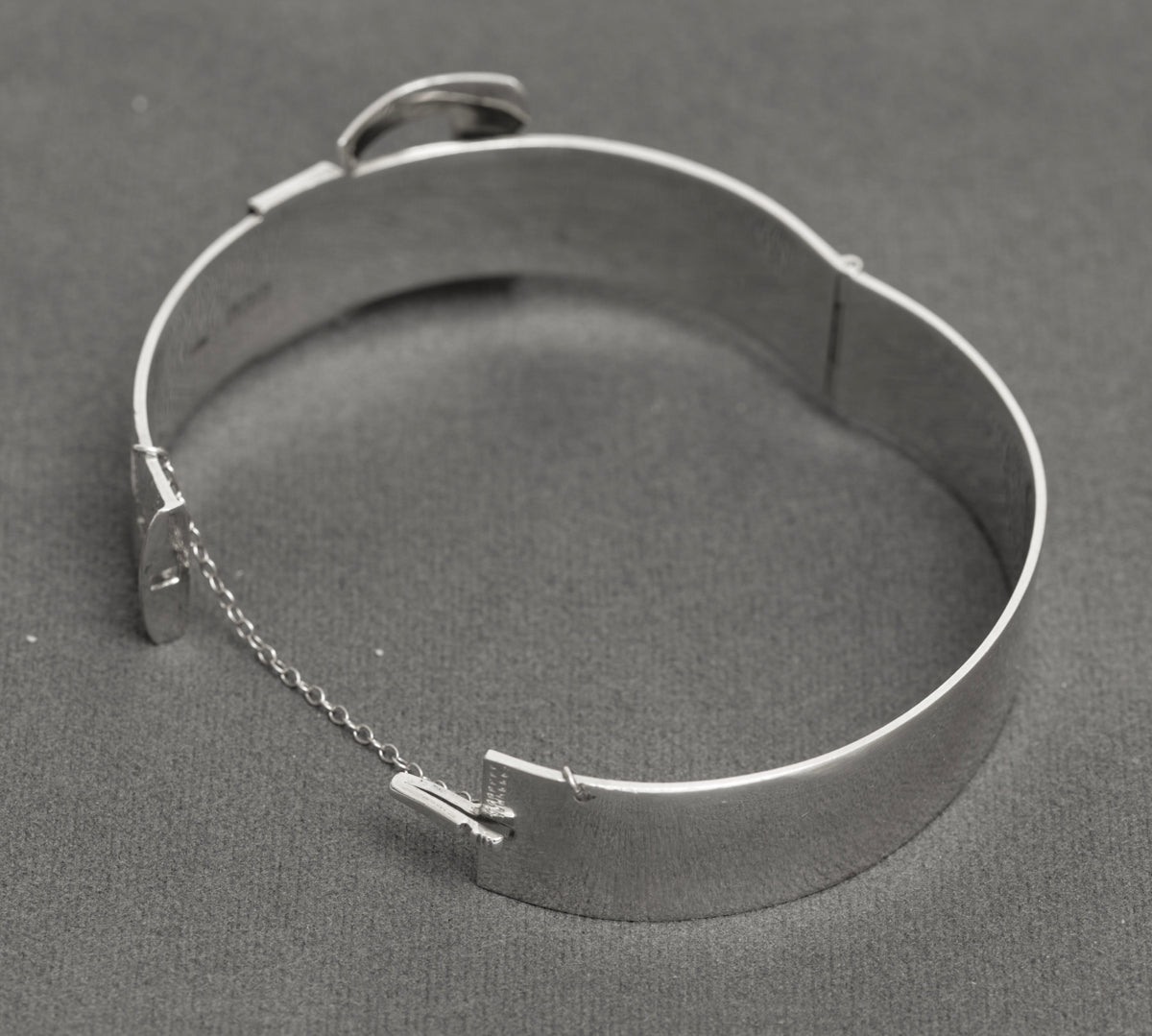 Vintage Irish Sterling Silver Buckle Bangle Dublin 1974 Hallmark Chased Detail (B2173)