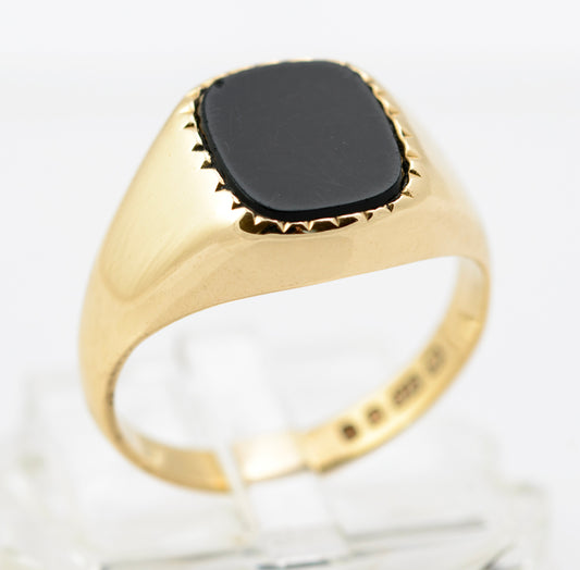 Vintage 9ct Yellow Gold Signet Ring With Black Onyx Flat Cabochon Hallmarked 1977 (B2252)